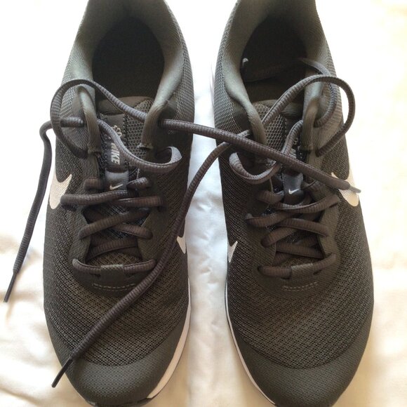 Nike Revolution 6 Kids Running Shoes Size 6Y - Picture 2 of 3